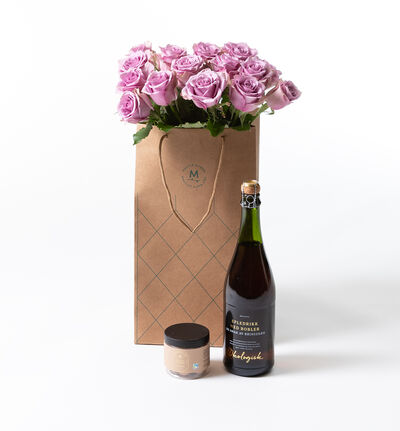 Lilla roser i gavepose med bobler og sjokolade Lilla roser i gavepose med bobler og sjokolade